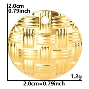 Detail of 2.0cm round gold woven pattern pendant showing exact dimensions and weight