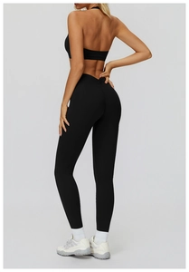 Dettaglio dei leggings da yoga neri a vita alta e del reggiseno sportivo con scollo all'americana