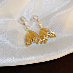 Elegant gold-plated fishtail pearl earrings featuring a delicate double pearl design