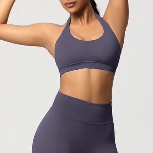 Détail de l'ensemble de yoga violet sans couture avec soutien-gorge dos nageur et legging taille haute
