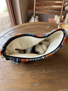 Detail der böhmischen gewebten Kosmetiktasche mit bunten Streifen und Innenfutter