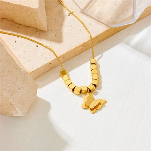 Collier chic avec pendentif papillon doré perles cubiques et chaîne serpent femme
