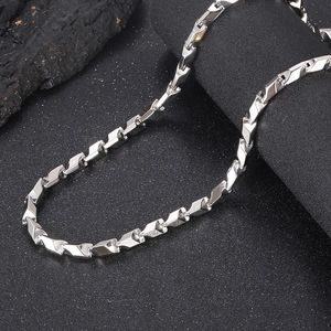 Détail d'un collier chaîne à maillons géométriques en acier inoxydable argenté
