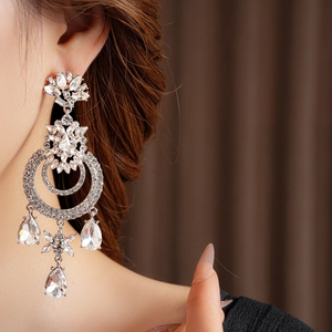 Gros plan de boucles d'oreilles vintage en cristal argenté avec strass ronds et gouttes