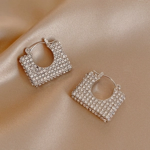Orecchini a cerchio quadrati color argento con pavé di cristalli su seta