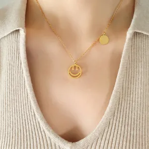 Collar dorado con colgante de cara sonriente y Good Luck en cadena fina para mujer