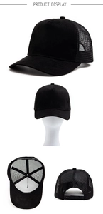 Detailansicht der schwarzen Trucker-Cap mit atmungsaktivem Mesh und Snapback-Verschluss