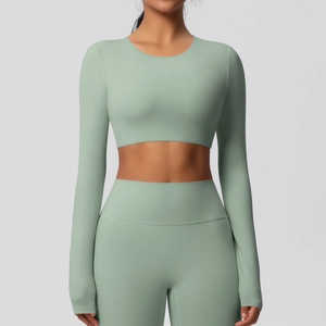 Détail du haut de yoga vert menthe à manches longues et du legging en tissu brossé