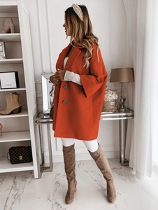 Détail d'un manteau en laine orange vif montrant les boutons, le col et les poches