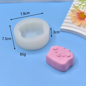 Macro view of 3D bear cake silicone mold showing dimensions and pink resin sample