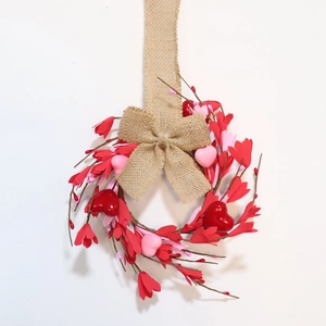 Couronne en cœur romantique avec fleurs rouges et nœud en toile pour la Saint-Valentin