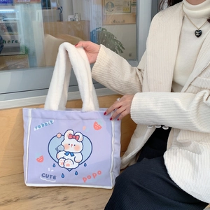 Detail der lila Canvas-Tasche mit weißen Plüschgriffen und süßem Kaninchen-Aufdruck