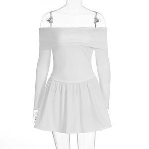 Détail d'une mini-robe blanche à épaules dénudées avec manches longues et texture côtelée