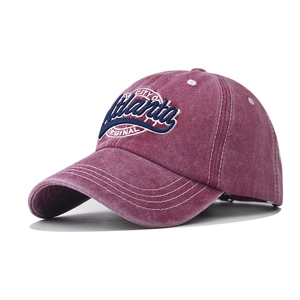 Vue détaillée de la casquette rétro en coton lavé avec broderie Atlanta et fini vieilli