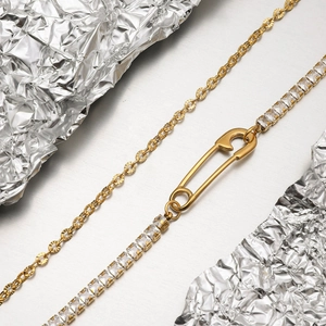 Détail du bracelet trombone en acier inoxydable doré 18K avec oxydes de zirconium carrés