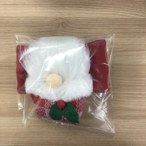 Détail de l'attache-rideau gnome de Noël avec fourrure blanche et tricot rouge en sac