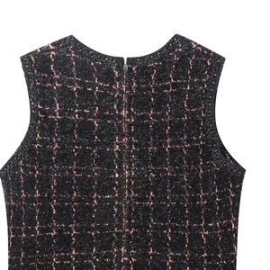 Dettaglio dello scollo e della cerniera invisibile sull'abito mini in tweed a quadri