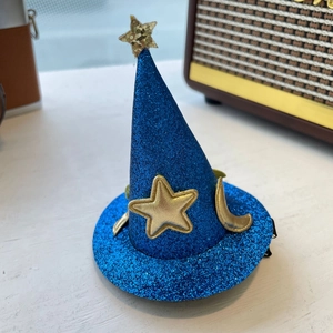 Détail d'une pince à cheveux chapeau de magicien à paillettes bleues avec étoiles dorées