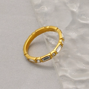 Bague en acier doré ornée de zircons rectangulaires et ronds au style contemporain