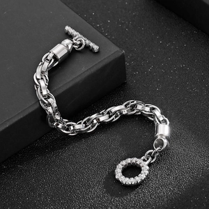 Détail du bracelet chaîne épaisse en acier inoxydable argenté avec fermoir à bascule OT
