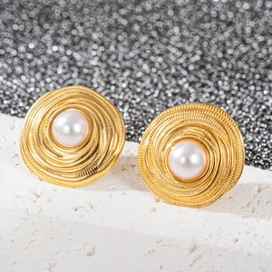 Gros plan de boucles d'oreilles spirales plaquées or 18 carats avec perles blanches