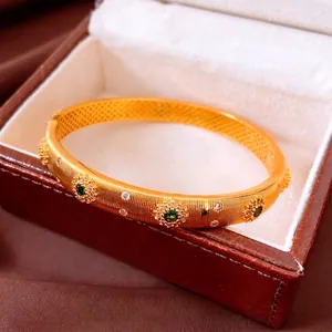 Bracelet brossé vintage plaqué or 24K avec émeraude et zircon dans un coffret de luxe