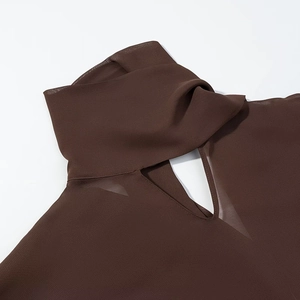 Robe courte marron foncé pour femme avec licou et découpe en forme de goutte