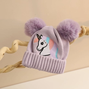 Lila Kinder-Strickmütze mit Einhorn-Stickerei und zwei Pompons für Herbst und Winter