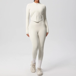 Détail de l'ensemble de yoga blanc cassé avec veste zippée ajustée et legging taille haute