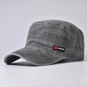 Détail d'une casquette militaire en coton gris délavé avec étiquette FASHION vintage