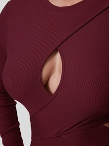 Vestido ajustado burdeos oscuro de punto acanalado con escote sexy y manga larga