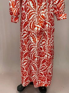 Robe longue d'été à une épaule avec imprimés abstraits rouges et blancs sur toute la longueur