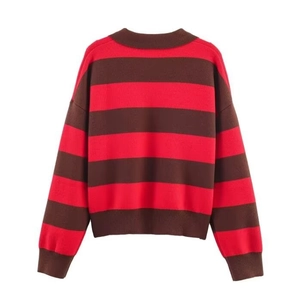 Vista posteriore di un maglione polo a righe con polsini a coste in rosso e marrone