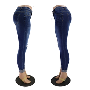 Damen Skinny Jeans in Blau mit ausgefransten Säumen und schmaler Passform Design