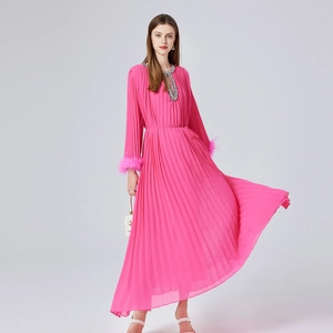 Robe longue plissée magenta avec poignets en fourrure de renard et col en strass