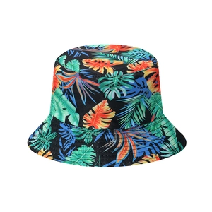 Sombrero de pescador veraniego con estampado de hojas tropicales y flores en negro