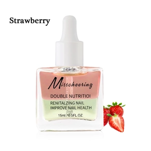 Vue macro de l'huile revitalisante biphase pour ongles 15ml avec fraise fraîchement coupée