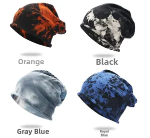 Détail des bonnets tie-dye en quatre couleurs: orange, noir, bleu gris et bleu royal