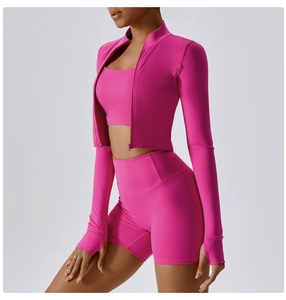 Vue détaillée d'une veste de yoga rose à coupe ajustée avec col montant