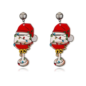 Orecchini di Natale con bicchieri di vino rosso, cappelli di Babbo Natale e luci colorate