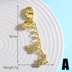Detail von 18k vergoldeten Seestern- und Delphinanhängern mit Größen- und Gewichtsangaben