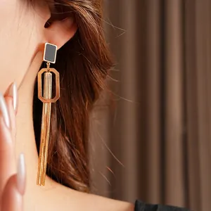 Boucles d'oreilles carrées à glands dorés avec clous noirs et longues franges élégantes