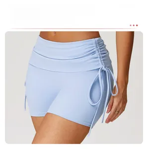 Detail der verstellbaren Kordelzüge und Raffungen an den hellblauen Yoga-Shorts