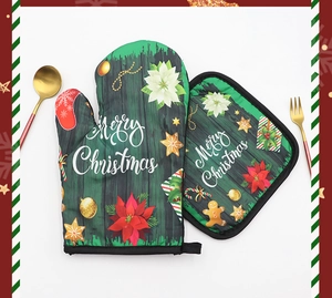 Detailed view of Christmas oven mitt and pot holder set with Merry Christmas print