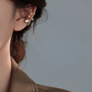 Dreiteiliges goldenes U-förmiges Ohrmuschel-Set mit Zirkonia und Quasten am Modell
