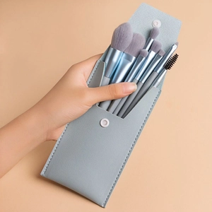 Set da 8 pennelli da trucco con setole grigie in astuccio di pelle azzurro