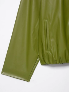 Nahaufnahme der olivgrünen PU-Jacke mit Seitentasche und strukturierten Ärmeldetails