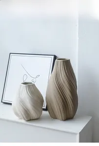 Vue détaillée des vases en céramique mate avec texture spirale pour la décoration