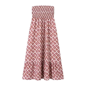 Détail d'une jupe à fleurs rouge et blanche avec haut élastique froncé à plusieurs étages