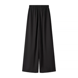 Gros plan du pantalon large en satin noir avec taille élastique et drapé élégant